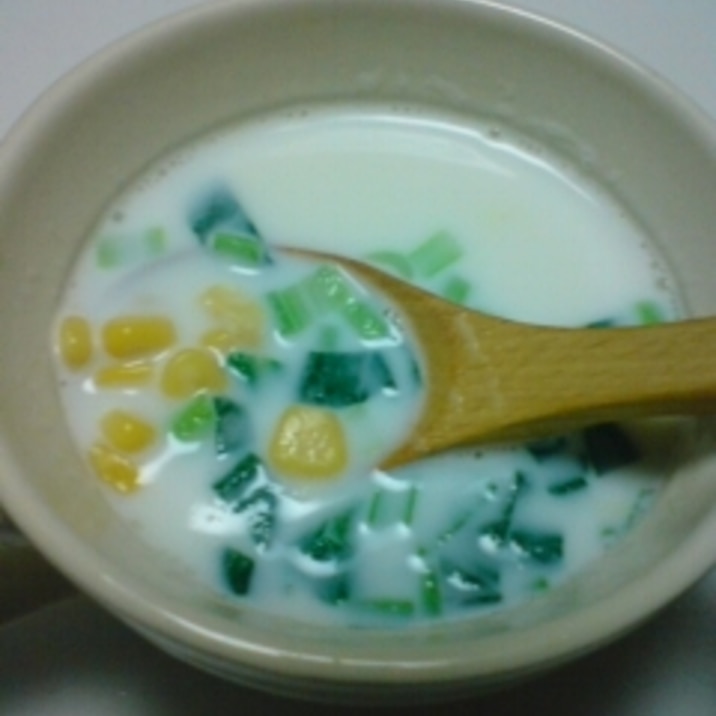 ホールコーンと小松菜の牛乳スープ